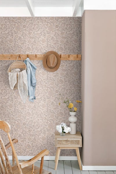 Vliestapete mit dichtem Blumen- und Paisleymuster im Vintage-Stil.