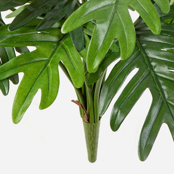 Künstliche Kapuzinerkresse, Detailansicht der gelb-orangen Blüte mit grünen Blättern aus Textil.