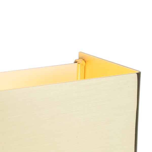 Detail einer goldenen Wandleuchte