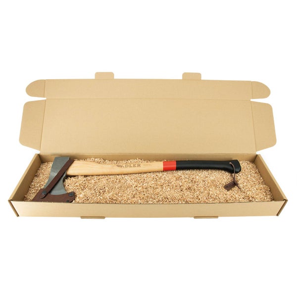 Adler Spaltaxt mit Holzstiel in Geschenkkartonage auf Holzwolle