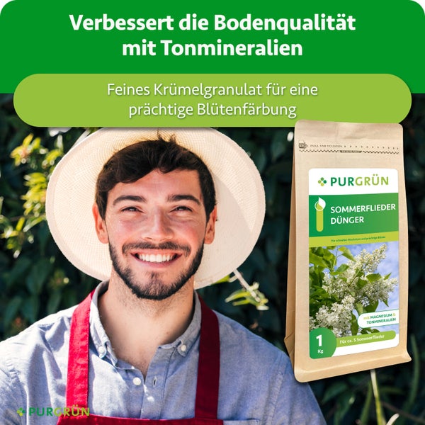 Gärtner mit einer Packung Purgrün Sommerflieder Dünger mit Tonmineralien und Magnesium im ein Kilogramm Standbodenbeutel