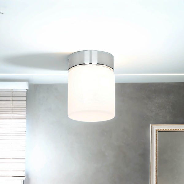 Deckenleuchte mit zylindrischem Lampenschirm an der Decke montiert