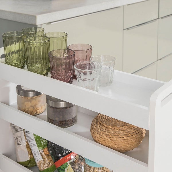 Küchenwagen mit Gläsern, Behältern und Lebensmitteln