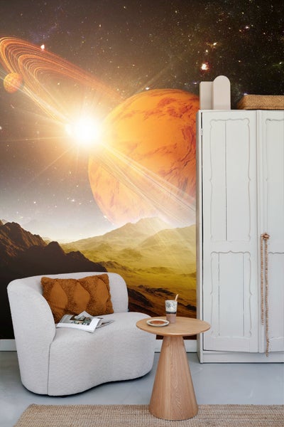 Wohnzimmer mit Fototapete eines Planeten mit Ringen, Sessel und Beistelltisch