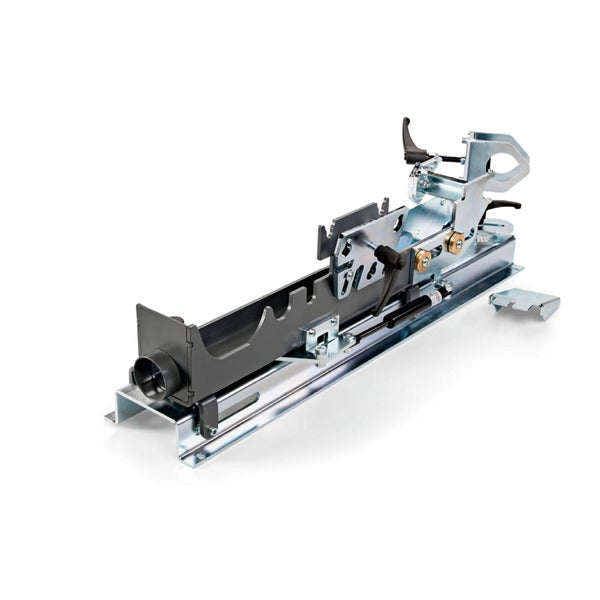 Rohrbandschleifer beim Bearbeiten eines Metallrohrs