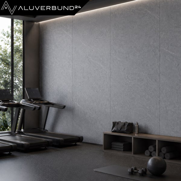 ALUVERBUND24 Logo. Modernes Fitnessstudio mit grauen Aluverbund-Wandpaneelen in Steinoptik, Laufbändern und Trainingsgeräten.