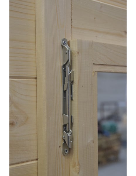 Vertikaler Riegel aus Metall an einem Fensterrahmen oder Türrahmen aus hellem Holz.