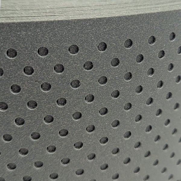 Nahaufnahme einer Lochplatte aus Metall