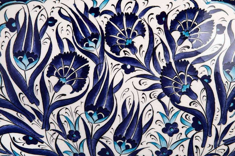 Detailansicht eines Keramikmusters mit floralen Motiven