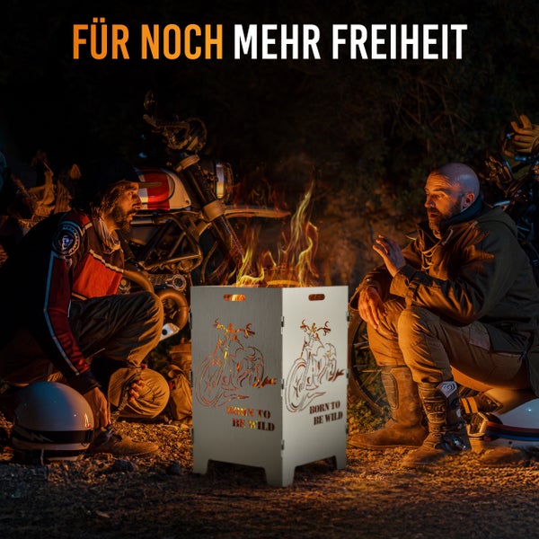 Szene mit zwei Männern an einem Lagerfeuer in einer Feuerschale mit Motorradmotiv.