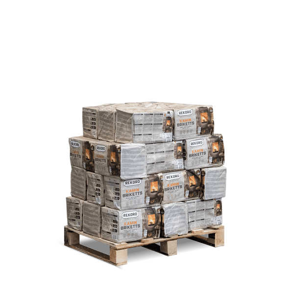 Rekord Kaminbriketts auf einer Holzpalette gestapelt.