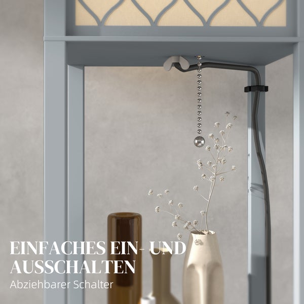 Graues Lampengestell mit einer Kugelkette zum einfachen Ein- und Ausschalten sowie Vasen mit Trockenblumen.