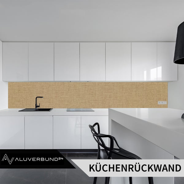 Moderne Küche mit Nischenrückwand in Textiloptik und weißen Fronten inklusive Spüle und Herd.
