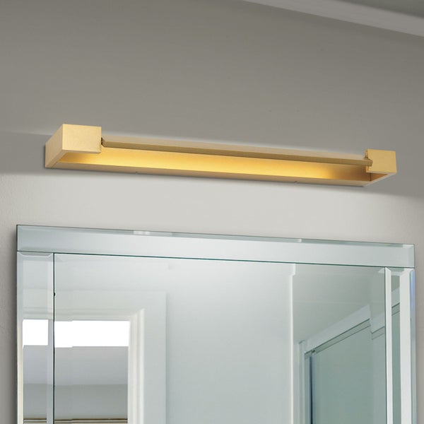 Moderne LED Spiegelleuchte in länglicher Form zur Wandmontage oberhalb eines Spiegels.