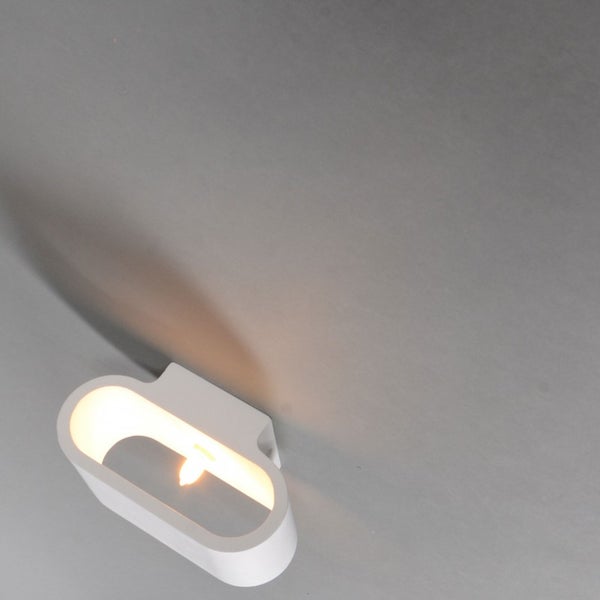 Weiße Innenwandleuchte an der Decke montiert