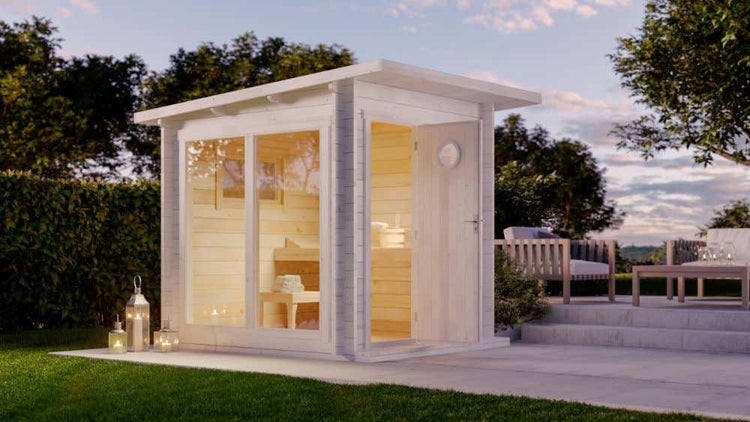 Modernes Saunahaus aus hellem Holz mit Flachdach und großen Glasfronten im Garten.