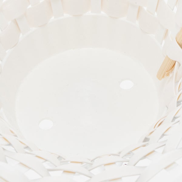 Innenansicht eines geflochtenen Pflanzgefäßes aus Kunststoff mit zwei Ablauflöchern im Boden.