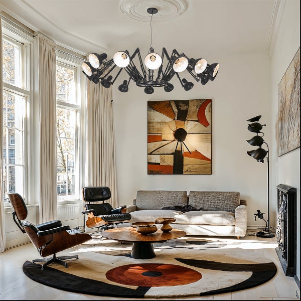 Wohnzimmer mit Deckenleuchte, Sesseln, Sofa und Kunstwerken