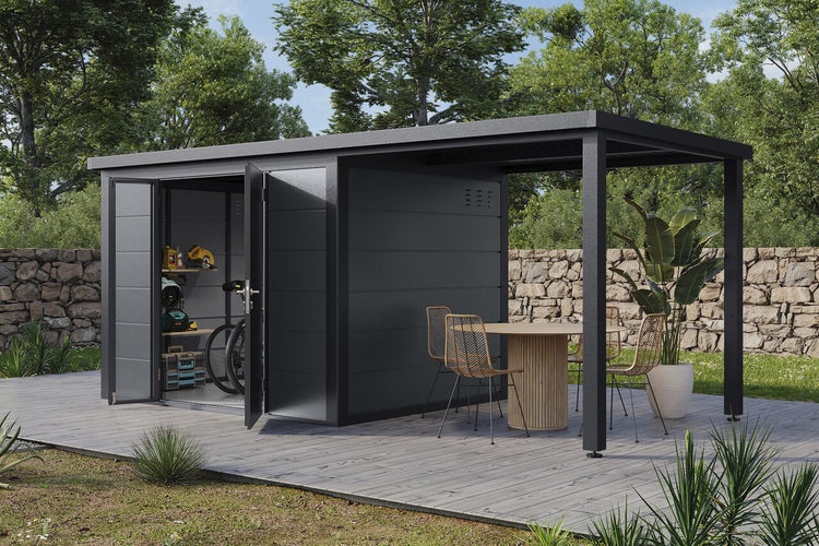 Modernes Gartenhaus aus Metall mit integriertem überdachtem Sitzbereich auf einer Holzterrasse im Garten.