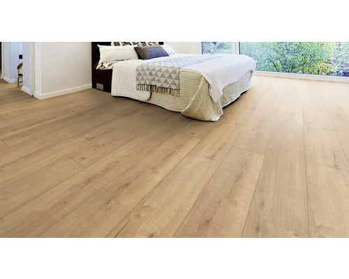 Heller Laminatboden in einem Schlafzimmer mit einem Bett