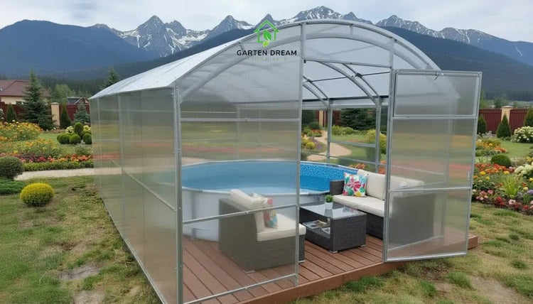 Garten Gewächshaus mit Pool und Sitzbereich im Freien vor Bergkulisse.