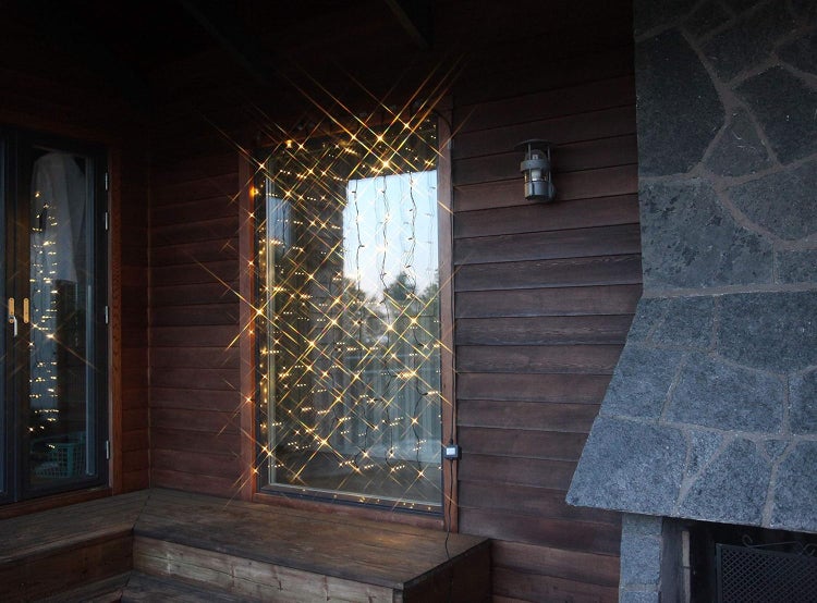 Außenansicht eines Hauses mit Fensterdekoration durch Lichterketten.