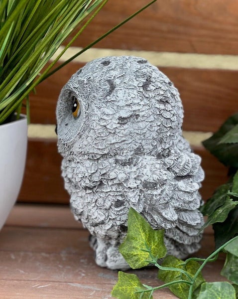 Gartenfigur Eule aus Kunststein mit detaillierter Federstruktur