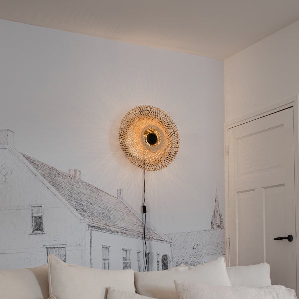 Wandleuchte aus Bambus in einem hellen Raum