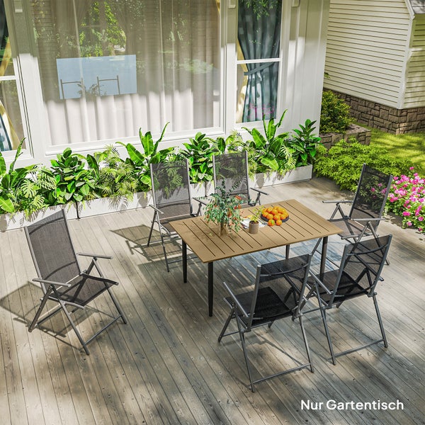 Rechteckiger Gartentisch mit einer Tischplatte in Holzoptik und dunklem Metallgestell auf einer Terrasse mit Gartenstühlen und Pflanzen.