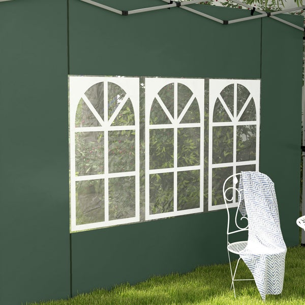 Grüne Seitenwand für Faltpavillon mit drei weißen Rundbogenfenstern auf einer Rasenfläche mit weißem Gartenstuhl.