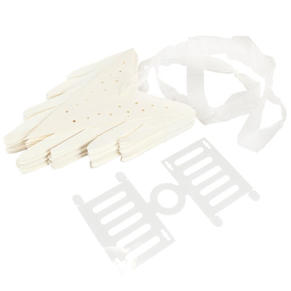 Dekorationsmaterial für Geschenke mit Band und Anhängern