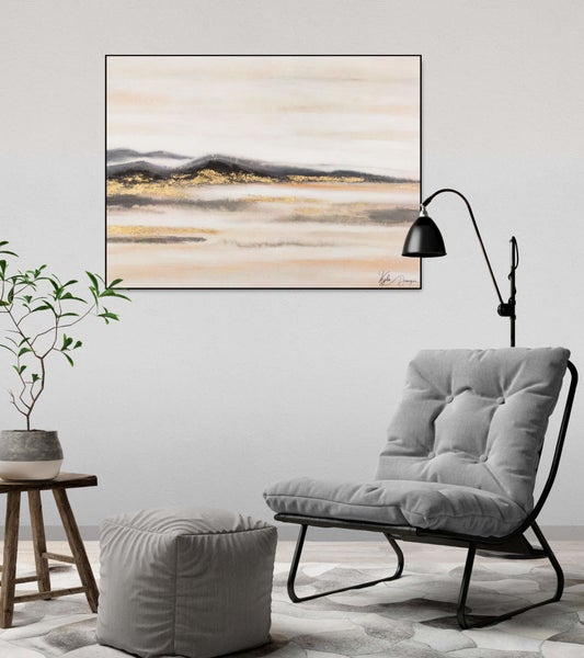 Wohnzimmer-Szene mit Kunstwerk, Sessel, Hocker, Lampe und Pflanze