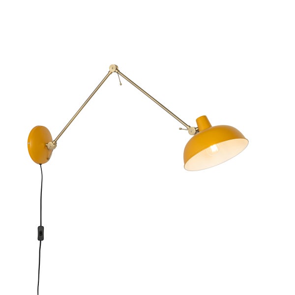 Verstellbare Wandleuchte mit Gelenkarm aus Messing und ockerfarbenem Schirm, inklusive Kabelschalter.