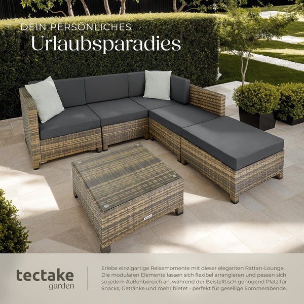 Rattan Lounge Set mit Tisch und Polsterauflagen im Garten