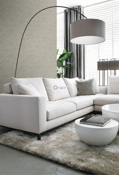 Helles Wohnzimmer mit Ecksofa, Bogenlampe und runden Tischen