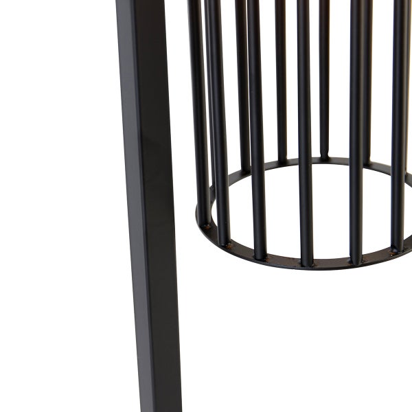 Detailansicht eines schwarzen Metallbeistelltisches