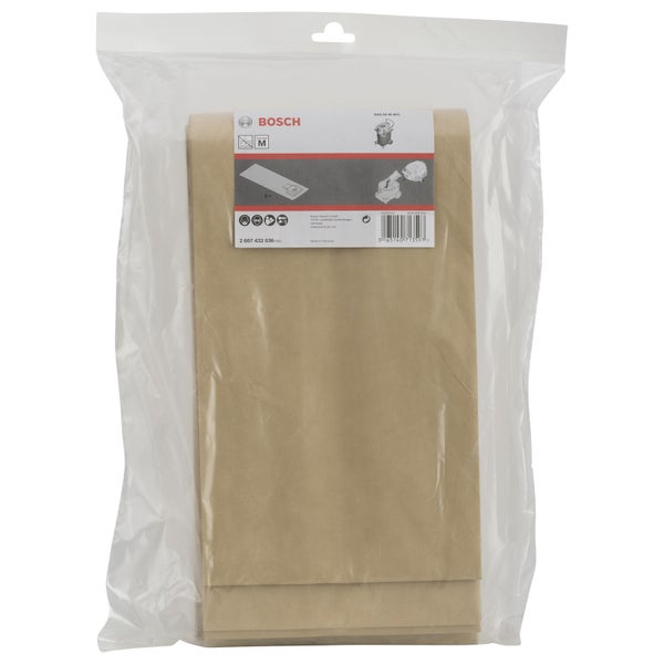 Eine rote Ochsenherztomate wächst an einem Stiel.