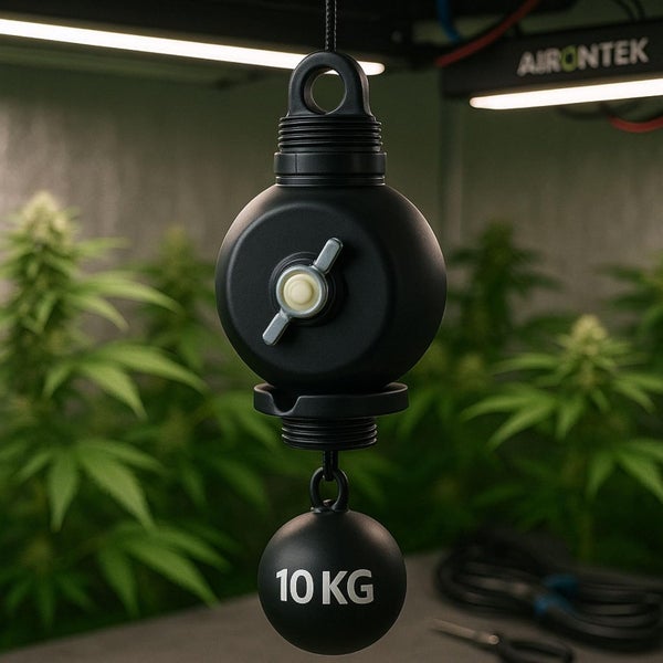 Schwarze Seilzug-Lampenaufhängung für Pflanzenleuchten mit 10 Kilogramm Tragkraft in einem hellen Growroom mit Airontek Logo.