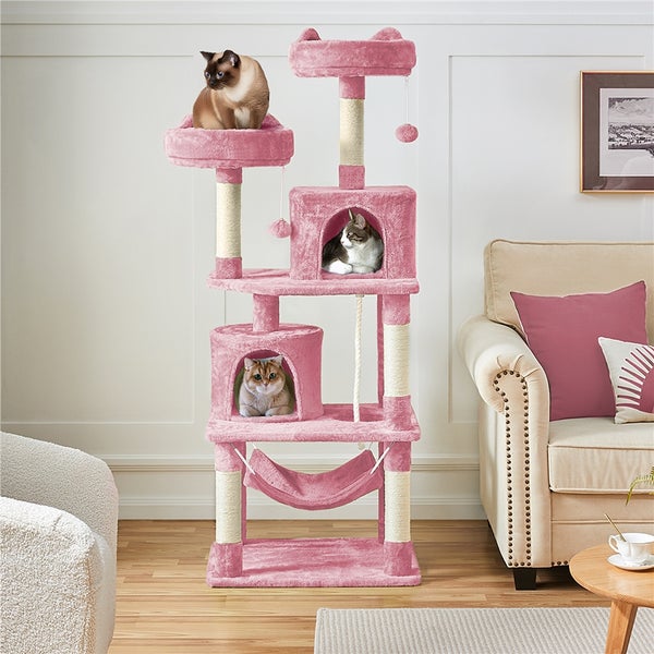 Katzenkratzbaum mit mehreren Ebenen, Höhlen und Hängematte im Wohnzimmer mit drei Katzen