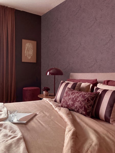 Vliestapete mit floralem Muster in einem modern eingerichteten Schlafzimmer mit gemütlicher Atmosphäre.