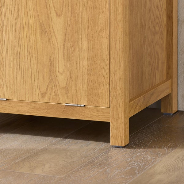 Detailansicht eines Holzschranks mit Füßen