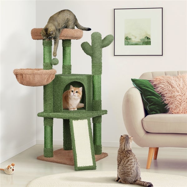 Katzenkratzbaum mit Höhle, Liegeflächen, Kratzstämmen und Spielzeug in Wohnraumumgebung