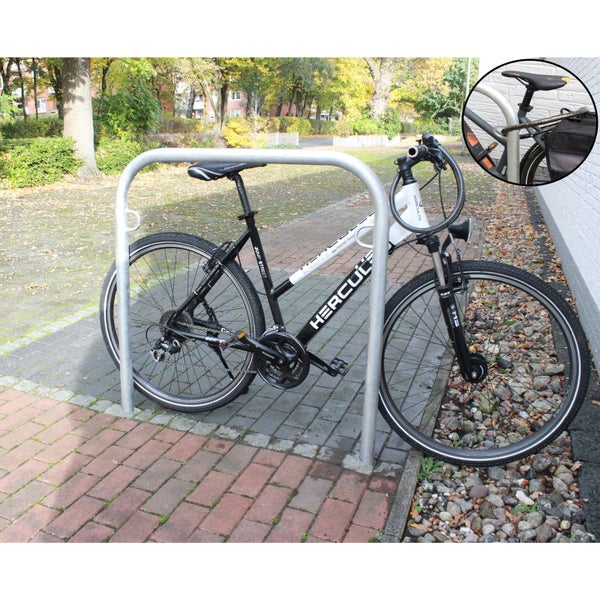 Fahrrad an einem Fahrradständer mit einem Bügelschloss gesichert