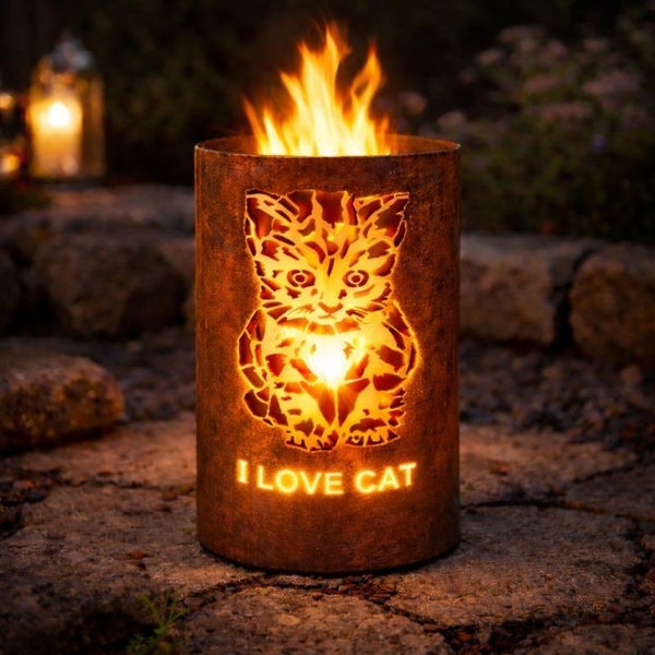 Feuersäule mit Katzenmotiv und der Aufschrift 'I Love Cat' im Außenbereich.