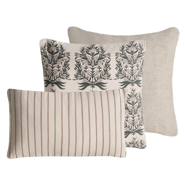 Drei dekorative Kissen mit unterschiedlichen Mustern