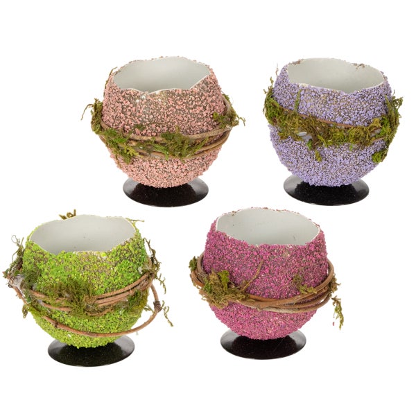 Vier Eierbecher mit Moosdekor auf schwarzem Sockel