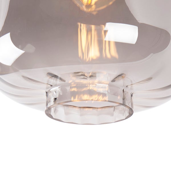Deckenleuchte mit Glasschirm an Holzbalken