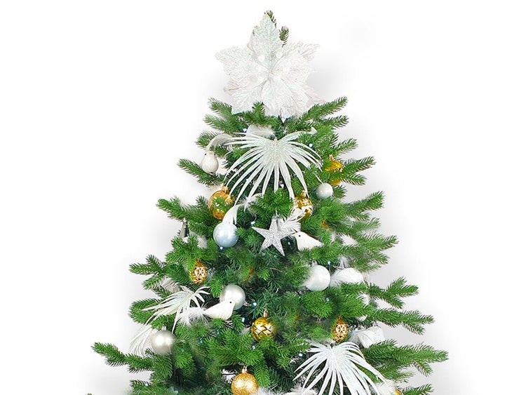 Geschmückter künstlicher Weihnachtsbaum mit einer großen Sternspitze, Christbaumkugeln und dekorativen Elementen als festliche Weihnachtsdekoration.