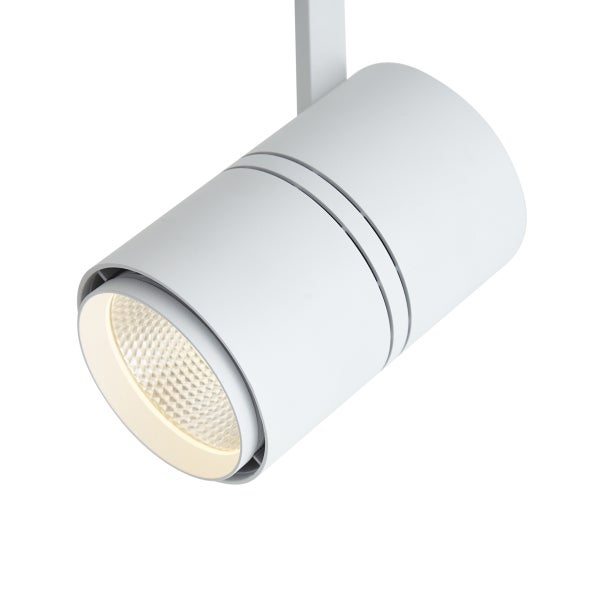 Weißer zylindrischer LED-Schienenstrahler mit facettierter Linse und warmem Licht.