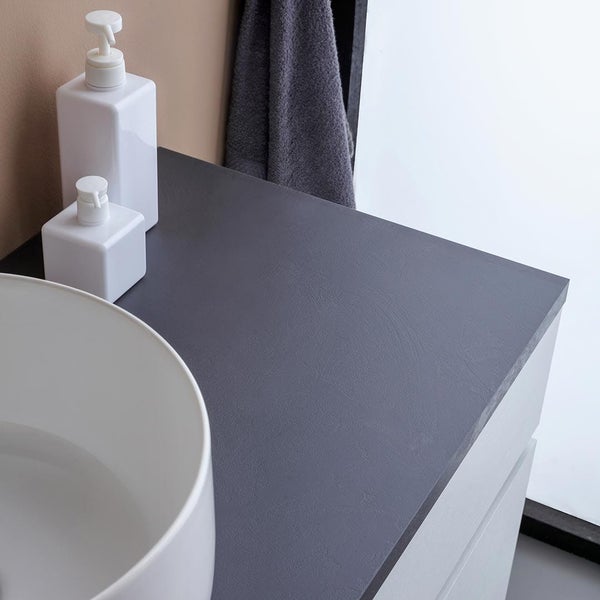 Badezimmer mit Waschtisch, Waschbecken, Seifenspender und Handtuch